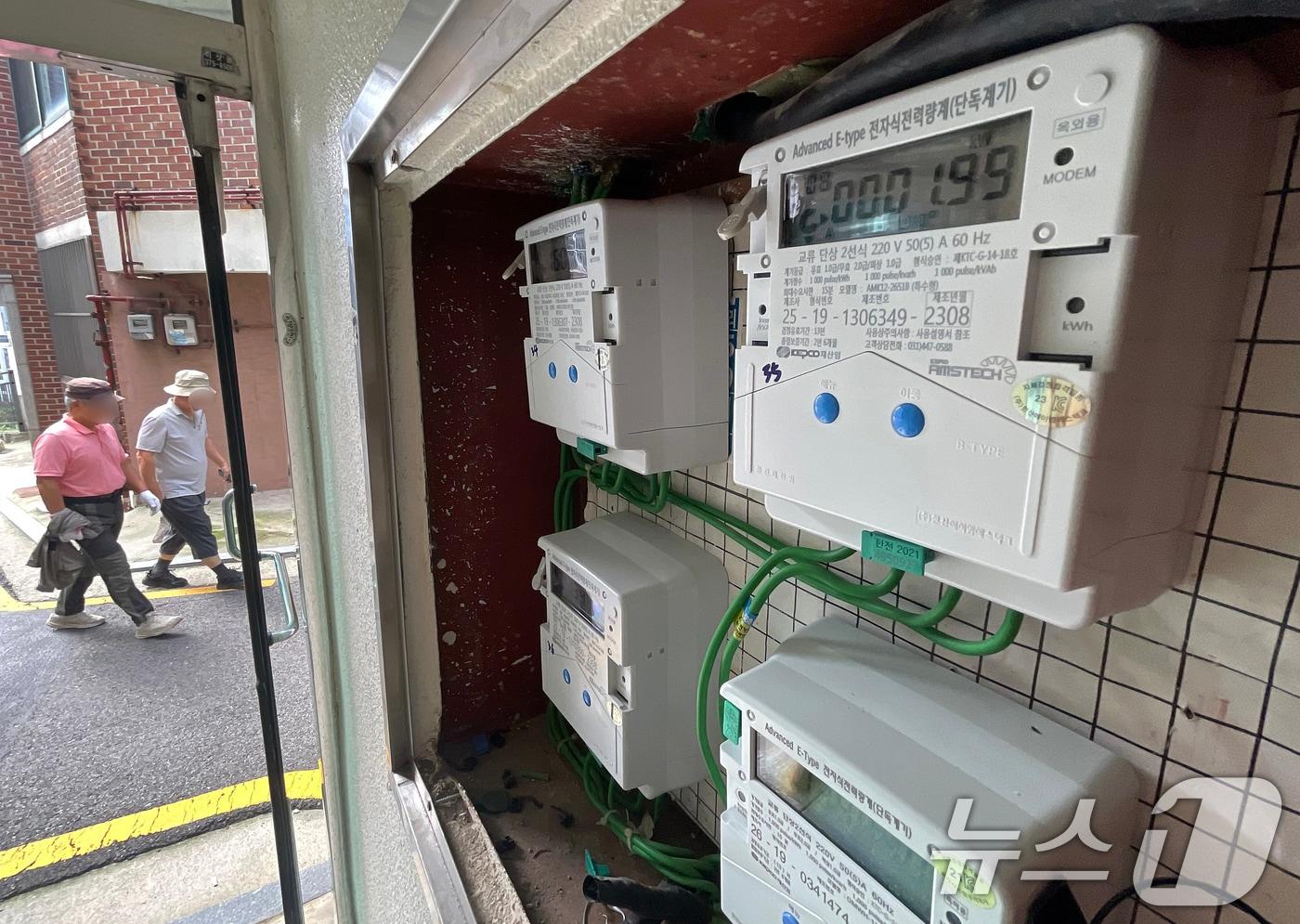 본문 이미지 - 기록적인 폭염과 늦더위가 이어진 가운데 22일 오후 서울 종로구의 다세대주택에 전기 계량기가 설치되어 있다.  2024.9.22/뉴스1 ⓒ News1 오대일 기자