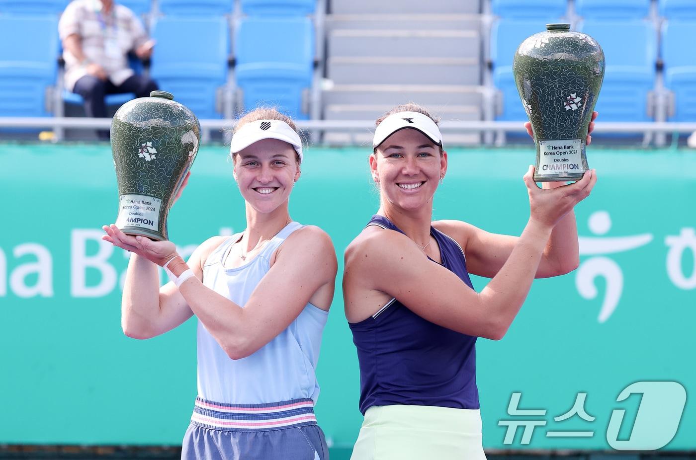 류드밀라 삼소노바(러시아)-니콜 멜리차르 마르티네스(미국) 조가 22일 서울 송파구 올림픽공원 테니스경기장에서 열린 2024 여자프로테니스(WTA) 투어 하나은행 코리아오픈 복식 결승 가토 미유(일본)-장슈아이(중국) 조의 경기에서 세트 스코어 2-0(6-1, 6-0)으로 승리하며 우승을 차지한 후 트로피를 들고 기념촬영을 하고 있다. 2024.9.22/뉴스1 ⓒ News1 김성진 기자