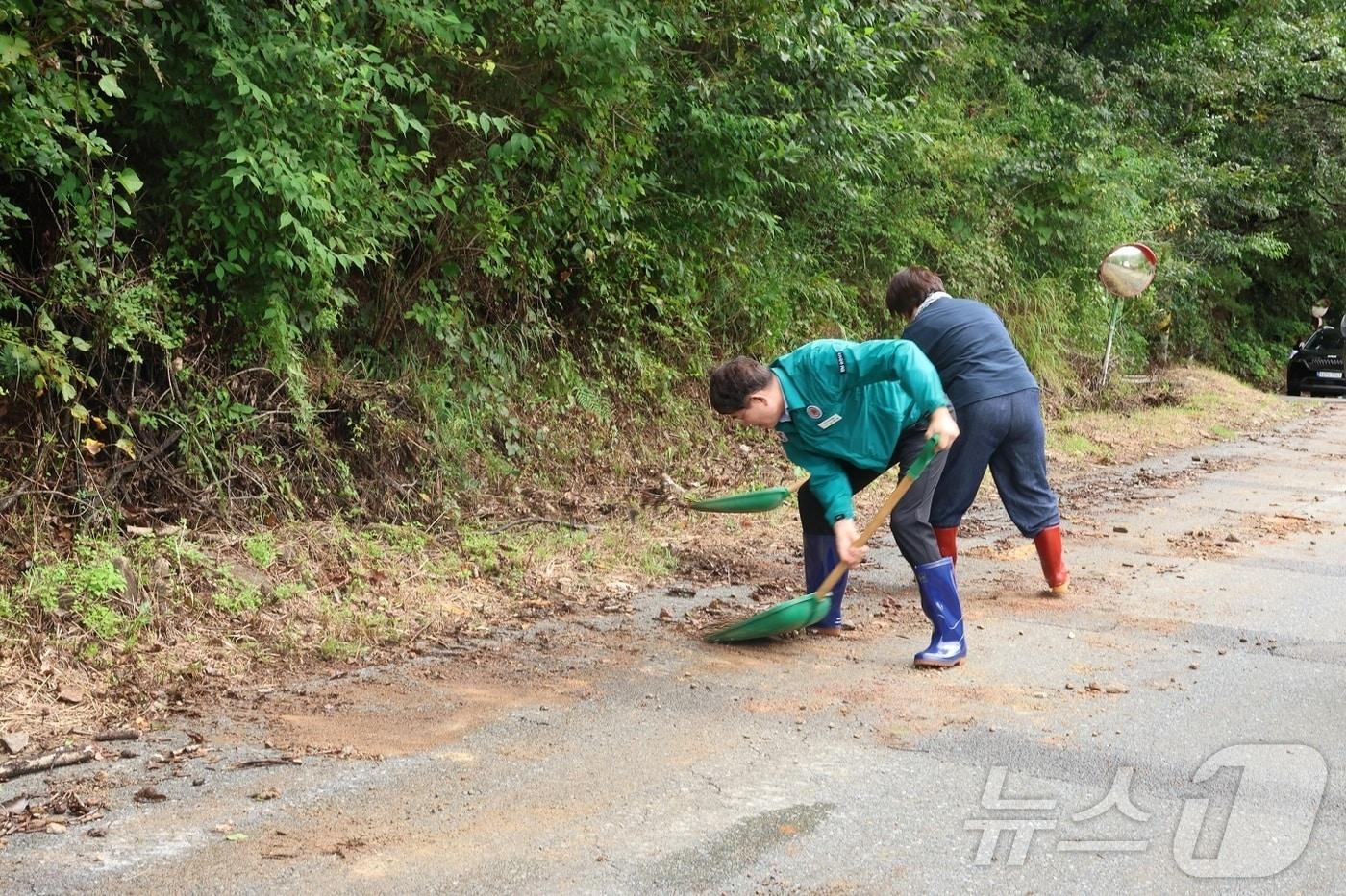 노관규 순천시장이 22일 순천시 삼산동의 한 도로에서 토사유출 피해 현장 복구작업에 힘쓰고 있다.(순천시 제공)2024.9.22/뉴스1