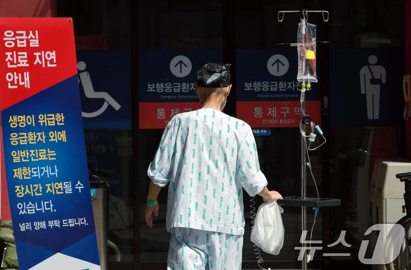 본문 이미지 - 서울 시내 대학병원에서 환자가 오가고 있다. ⓒ 뉴스1 