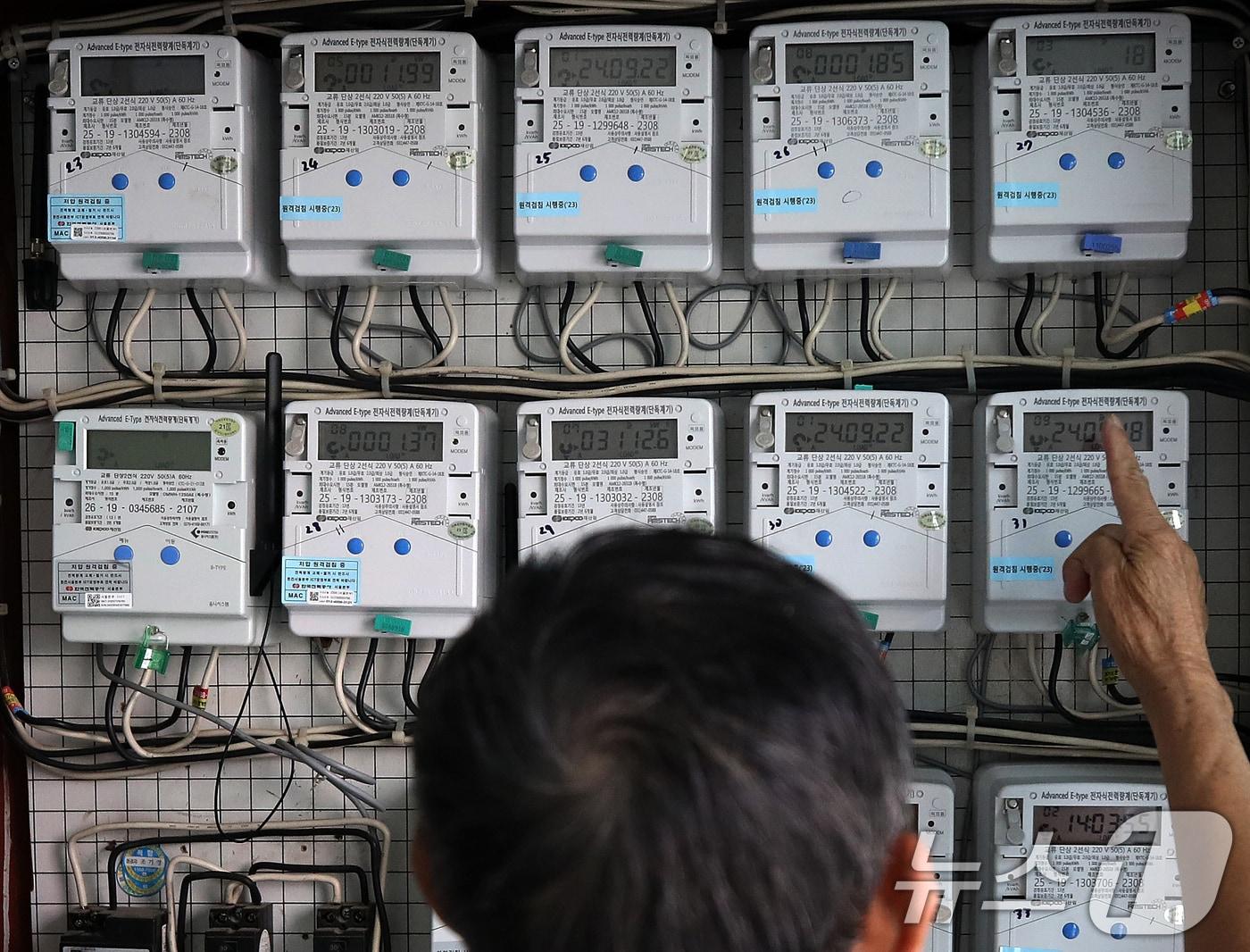 본문 이미지 - 기록적인 폭염과 늦더위가 이어진 가운데 22일 오후 서울 종로구의 다세대주택에서 한 어르신이 전기 계량기를 살펴보고 있다. 2024.9.22/뉴스1 ⓒ News1 오대일 기자