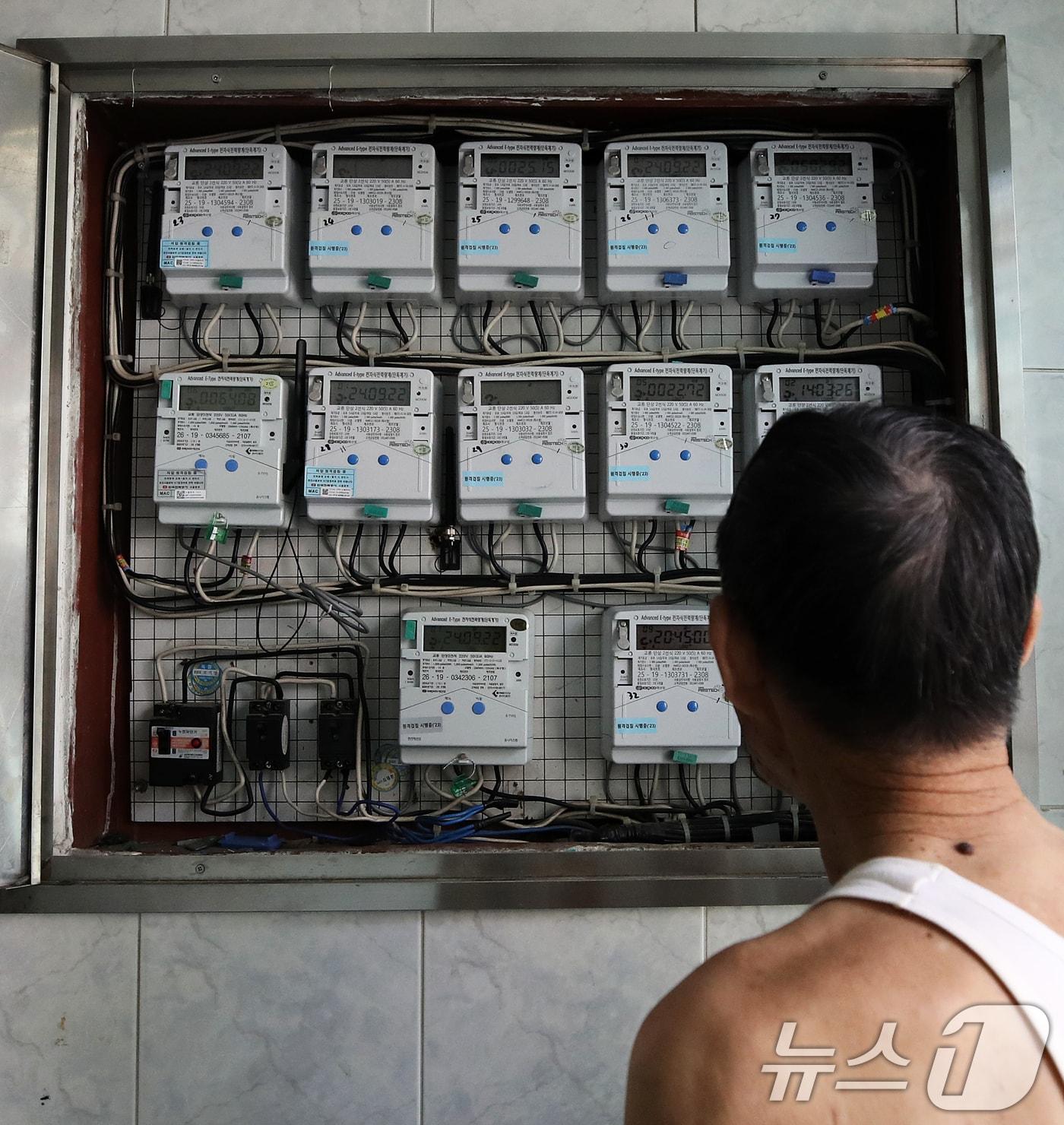 본문 이미지 - 기록적인 폭염과 늦더위가 이어진 가운데 22일 오후 서울 종로구의 다세대주택에서 한 어르신이 전기 계량기를 살펴보고 있다. 지 2024.9.22/뉴스1 ⓒ News1 오대일 기자