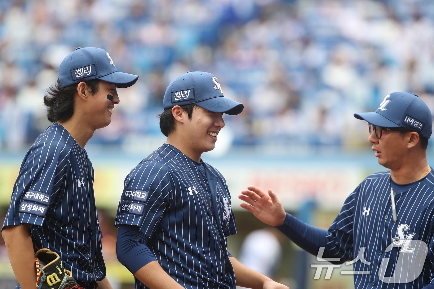 22일 오후 대구 삼성라이온즈파크에서 열린 프로야구 '2024 신한 SOL 뱅크 KBO리그' 키움 히어로즈와 삼성 라이온즈의 경기, 6회까지 1실점하며 키움 타선을 막아 승리요건을 갖춘 삼성 선발투수 원태인이 공수교대 때 마운드를 내려오고 있다. 2024.9.22/뉴스1 ⓒ News1 공정식 기자