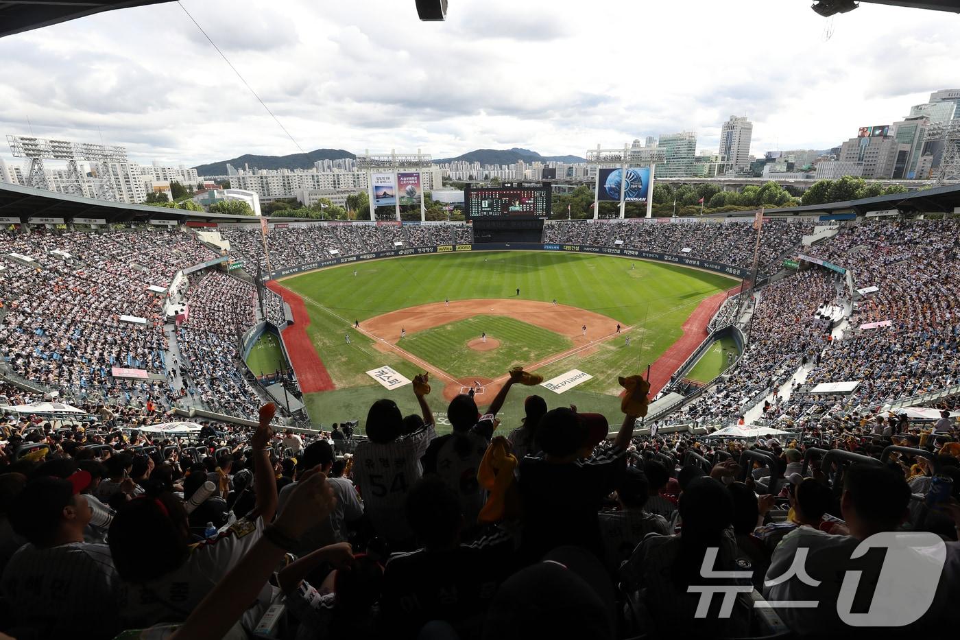 프로야구 LG 트윈스가 역대 한 시즌 구단 최다 관중 및 잠실 구장 최다 관중 신기록을 경신했다. LG는 지난 21일 서울 잠실 구장에서 열린 두산 베어스와 더블헤더 1차전에서 총 2만 3236명의 관중 수를 기록했다. 이로써 올해 LG는 홈 경기 누적 관중 수 130만 4656명을 기록했다. 한편 프로야구 역대 최다 관중 기록은 2009년 롯데 자이언츠가 동원한 138만 18명이다. 22일 오후 서울 송파구 잠실야구장에서 열린 프로야구 '2024 신한 SOL 뱅크 KBO리그' 두산베어스와 LG트윈스의 경기를 찾은 야구팬들이 응원을 펼치고 있다. 2024.9.22/뉴스1 ⓒ News1 이승배 기자