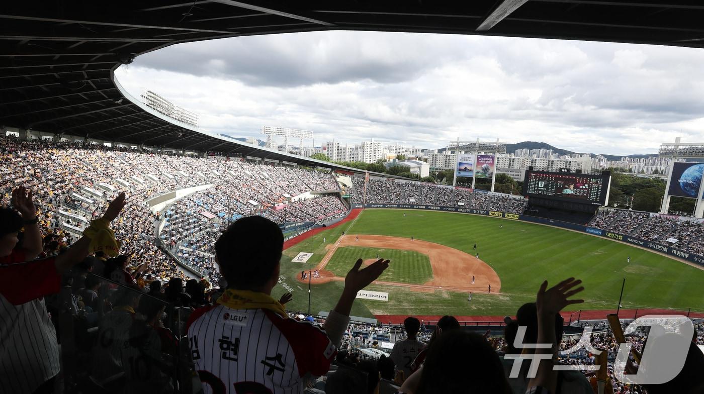 프로야구 LG 트윈스가 역대 한 시즌 구단 최다 관중 및 잠실 구장 최다 관중 신기록을 경신했다. LG는 지난 21일 서울 잠실 구장에서 열린 두산 베어스와 더블헤더 1차전에서 총 2만 3236명의 관중 수를 기록했다. 이로써 올해 LG는 홈 경기 누적 관중 수 130만 4656명을 기록했다. 한편 프로야구 역대 최다 관중 기록은 2009년 롯데 자이언츠가 동원한 138만 18명이다. 22일 오후 서울 송파구 잠실야구장에서 열린 프로야구 '2024 신한 SOL 뱅크 KBO리그' 두산베어스와 LG트윈스의 경기를 찾은 야구팬들이 응원을 펼치고 있다. 2024.9.22/뉴스1 ⓒ News1 이승배 기자