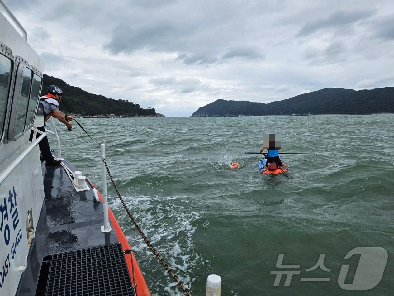 본문 이미지 - 표류하는 윈드서핑객.&#40;창원해경 제공&#41;