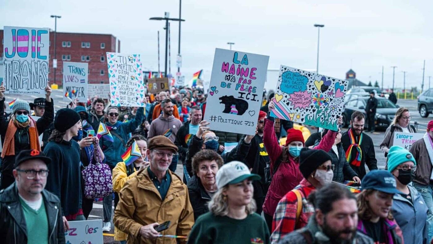 본문 이미지 - '어린이를 위한 100만 행진'이라는 이름의 이 국가적 행사는 학교에서 성적 지향과 성 정체성(SOGI)을 가르치는 것에 대한 부모들의 우려에 대응하여 만들어졌다. 사진은 2023년 11월 멍크턴에서 열린 집회 모습. <출처:1millionvoicesforinclusion홈페이지>