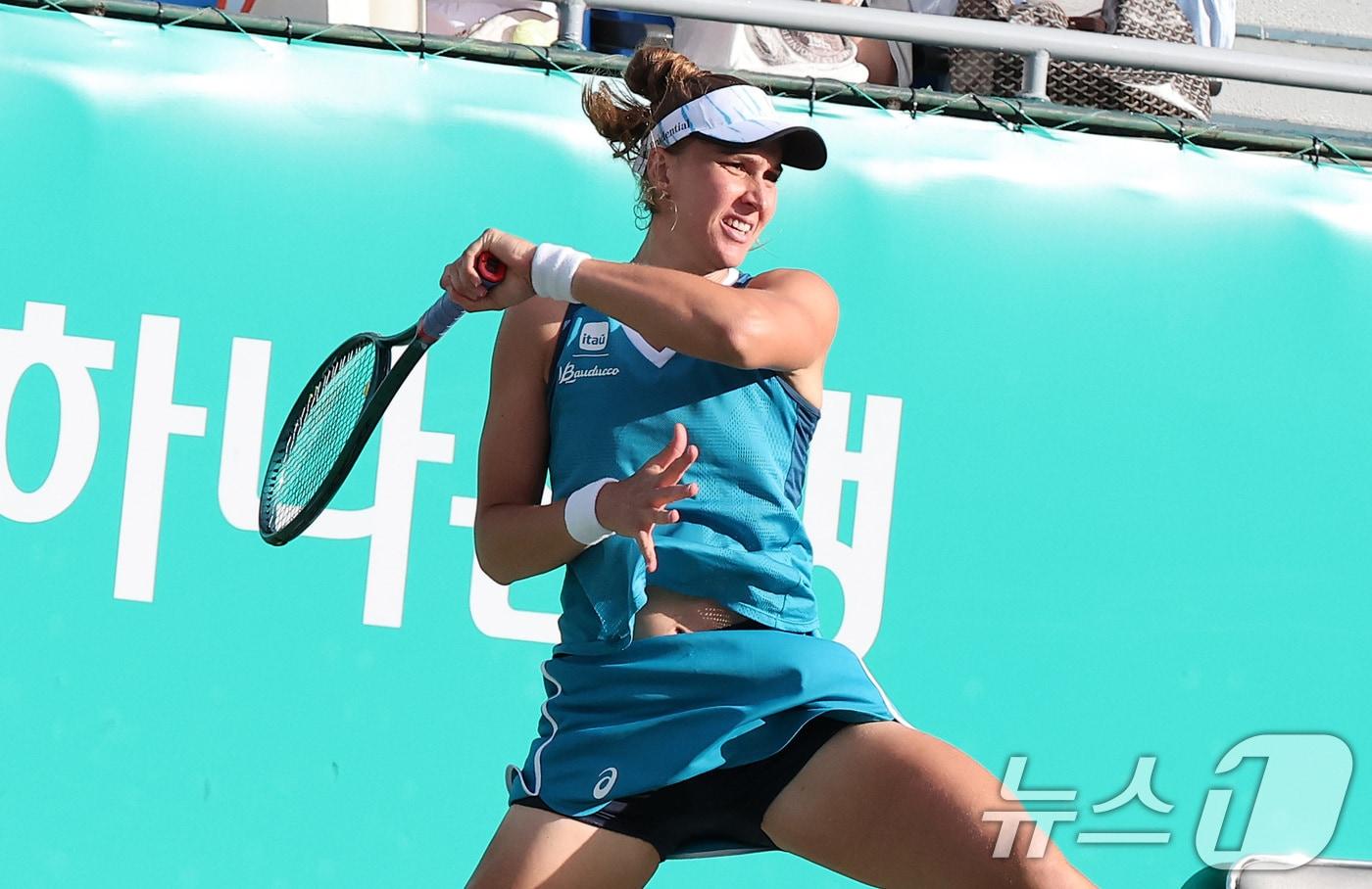 브라질 베아트리츠 하다드 마이아가 22일 서울 송파구 올림픽공원 테니스경기장에서 열린 2024 여자프로테니스(WTA) 투어 하나은행 코리아오픈 단식 결승 러시아 다리아 카사트키나와의 경기에서 포핸드를 하고 있다. 2024.9.22/뉴스1 ⓒ News1 김성진 기자