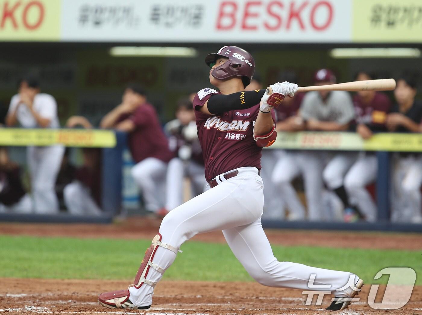 본문 이미지 - 22일 오후 대구 삼성라이온즈파크에서 열린 프로야구 '2024 신한 SOL 뱅크 KBO리그' 키움 히어로즈와 삼성 라이온즈의 경기, 9회초 2사 1,2루 상황 키움 6번타자 김건희가 삼성 마무리 오승환을 상대로 좌월 3점홈런을 치고 있다. 2024.9.22/뉴스1 ⓒ News1 공정식 기자
