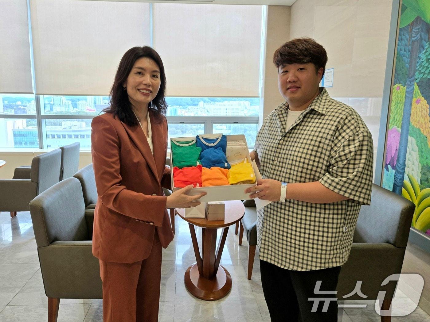 본문 이미지 - 유혜미 저출생대응수석이 22일 오후 지난 9월 20일 다섯쌍둥이 '팡팡레인저'가 태어난 서울성모병원을 찾아 윤석열 대통령의 축하 편지와 선물을 다섯쌍둥이의 아빠 김준영씨에게 전달하고 있다. (대통령실 제공) 2024.9.22/뉴스1 ⓒ News1 박지혜 기자