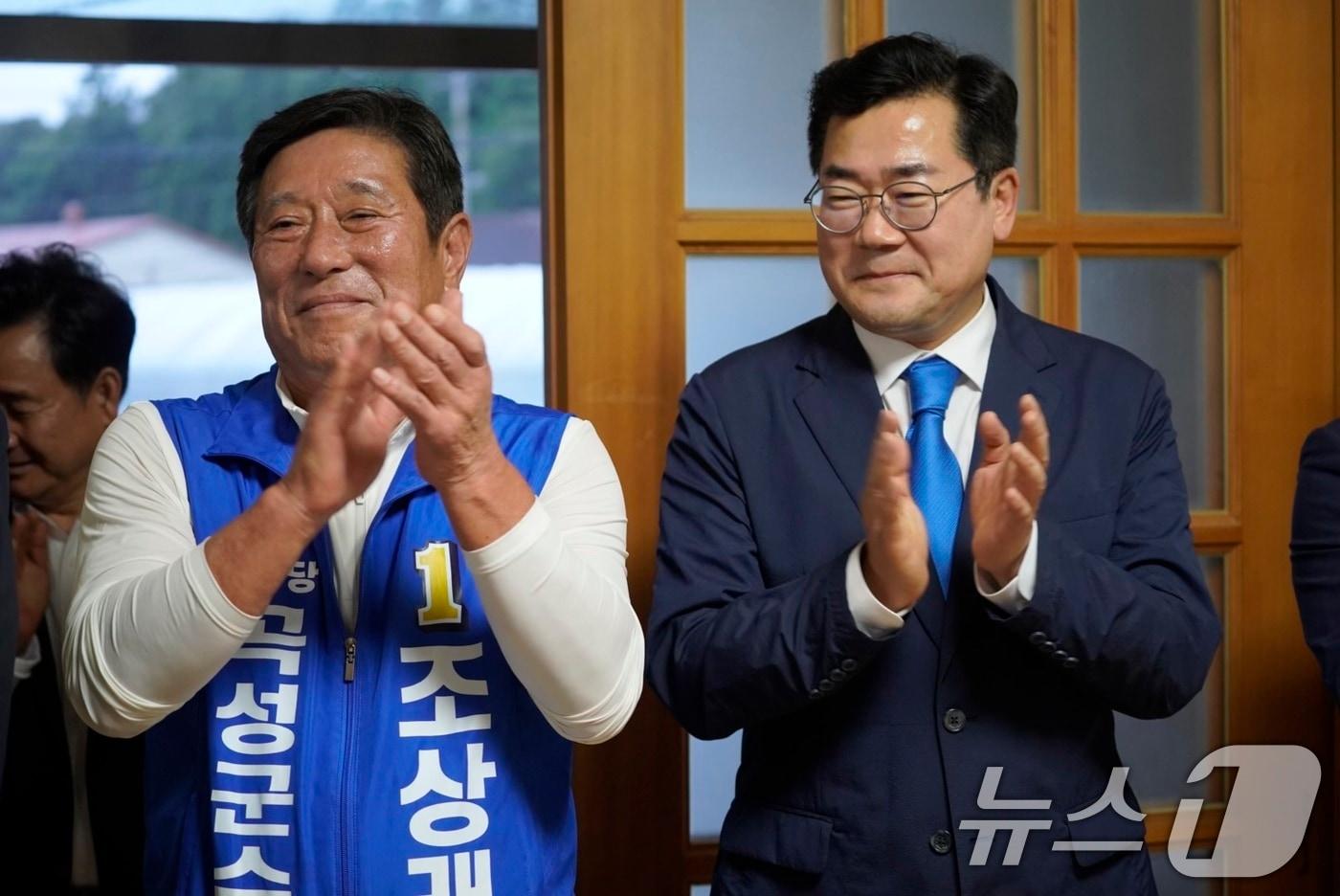 본문 이미지 - 박찬대 더불어민주당 원내대표가 22일 조상래 전남 곡성군수 재선거 후보와 곡성읍 죽동마을회관을 찾아 손뼉치고 있다. (박찬대 원내대표실 제공) 2024.9.22/뉴스1