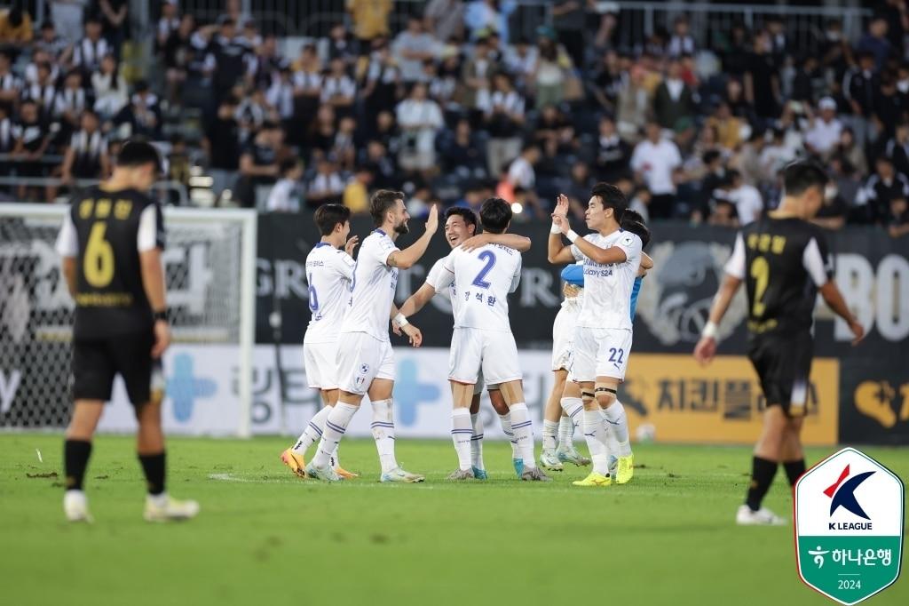 본문 이미지 - 극적인 승리로 K리그2 4위에 오른 수원 삼성. (한국프로축구연맹 제공)