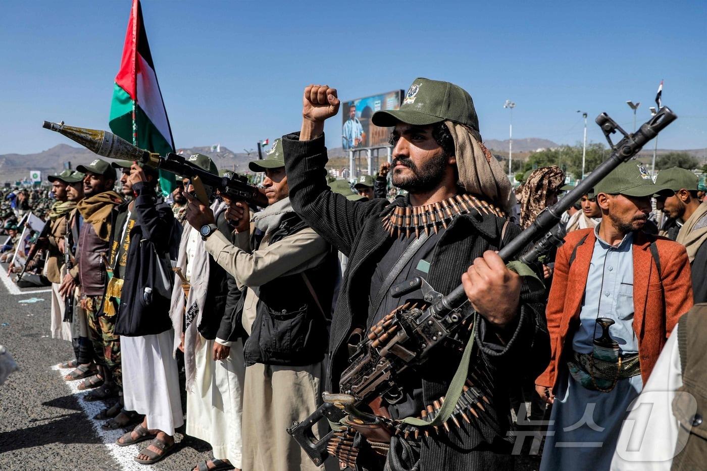 21일&#40;현지시간&#41; 예멘 수도 사나에서 후티 반군이 2014년 사나 점령 이후 10주년을 기념하면서 팔레스타인과 연대하는 군사 퍼레이드를 열고 있다. 2024.09.22 ⓒ AFP=뉴스1 ⓒ News1 김지완 기자