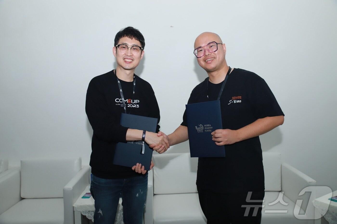20일 에스-트론 현장에서 진행된 최지영 컴업 사무국장(왼쪽), 션 송(Sean Song) 에스-트론 대표가 업무협약을 맺고 기념사진을 촬영하고 있다.(코리아스타트업포럼 제공)