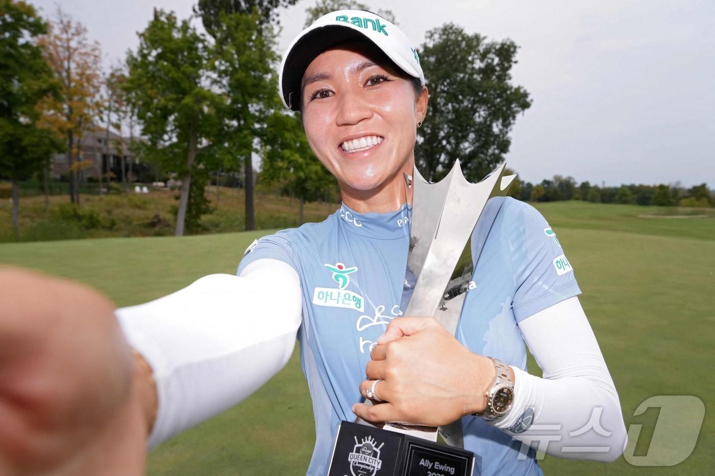 본문 이미지 - 리디아 고가 22일(현지시간) 오하이오주 메인빌의 TPC 리버스 벤드에서 열린 LPGA 투어 크로거 퀸 시티 챔피언십서 시즌 3번째이자 통산 22번째 우승 트로피를 들고 셀피를 찍고 있다. 2024.09.23 ⓒ AFP=뉴스1 ⓒ News1 우동명 기자