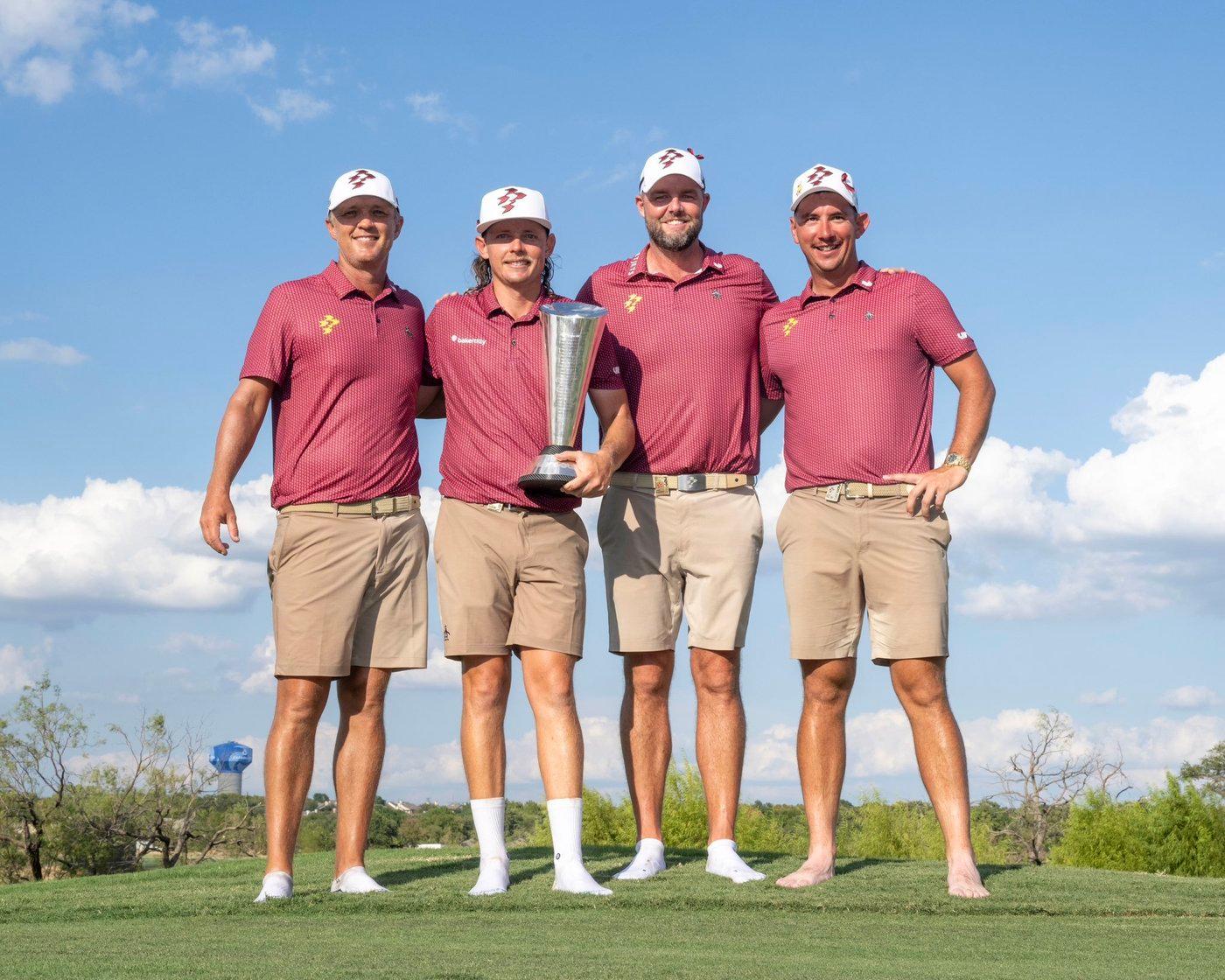 본문 이미지 - 리퍼GC 선수들이 23일(한국시간) LIV 골프 시즌 최종전인 팀 챔피언십 우승 후 기념 촬영을 하고 있다. (LIV 골프 X 캡처)