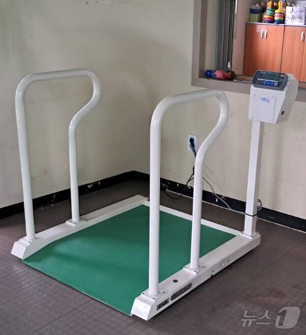 본문 이미지 - 강원 속초시가 장애인들의 건강 증진을 위해 설치한 휠체어 전용 체중계.(속초시 제공)