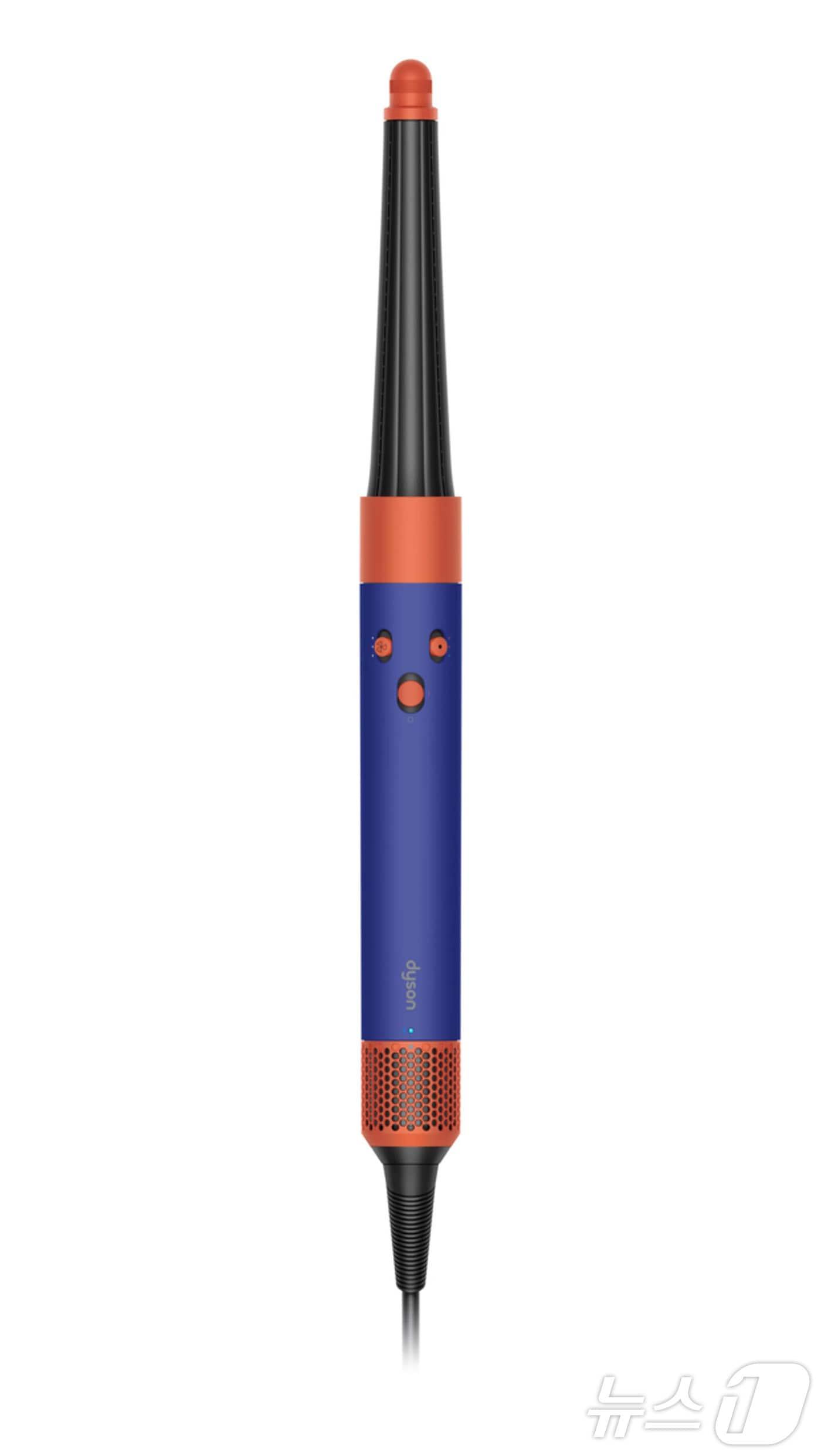 본문 이미지 - 새로운 스타일링 툴 '콘 배럴'을 장착한 앱 연동형 헤어기기 '다이슨 에어랩 i.d™ 멀티 스타일러 앤 드라이어'.(다이슨 제공)