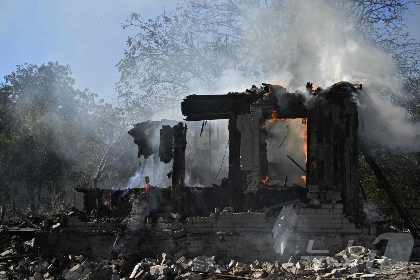 21일&#40;현지시간&#41; 우크라이나 도네츠크 지역 포크롭스크에서 러시아 군의 포격을 받아 파괴된 주택서 연기가 솟아 오르고 있다. 2024.09.23 ⓒ AFP=뉴스1 ⓒ News1 우동명 기자