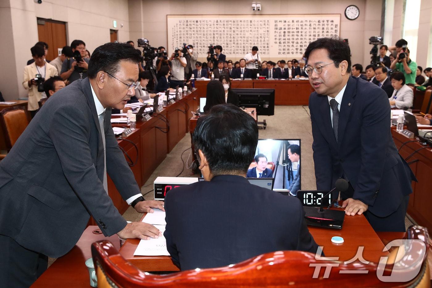 본문 이미지 - 정청래 법사위원장이 여당 간사인 유상범 국민의힘 의원, 야당 간사인 김승원 더불어민주당 의원이 23일 오전 서울 여의도 국회에서 열린 법제사법위원회 전체회의에서 대화하고 있다. 2024.9.23/뉴스1 ⓒ News1 이광호 기자