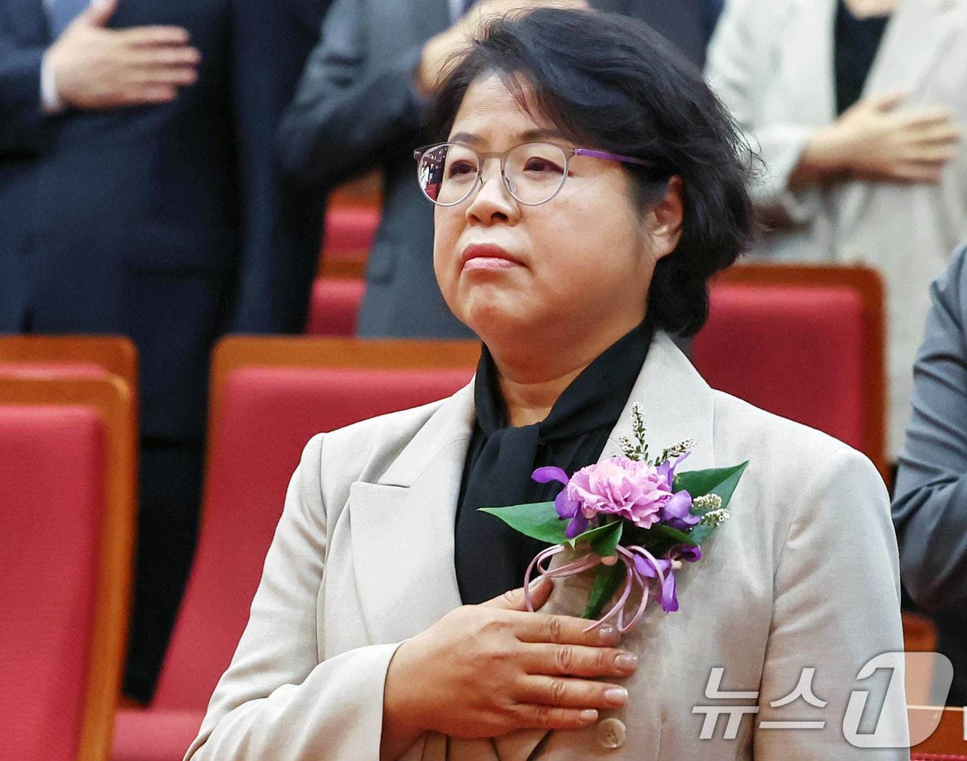 본문 이미지 - 김복형 헌법재판관이 23일 오전 서울 종로구 헌법재판소에서 열린 취임식에서 국민의례를 하고 있다. 2024.9.23/뉴스1 ⓒ News1 민경석 기자