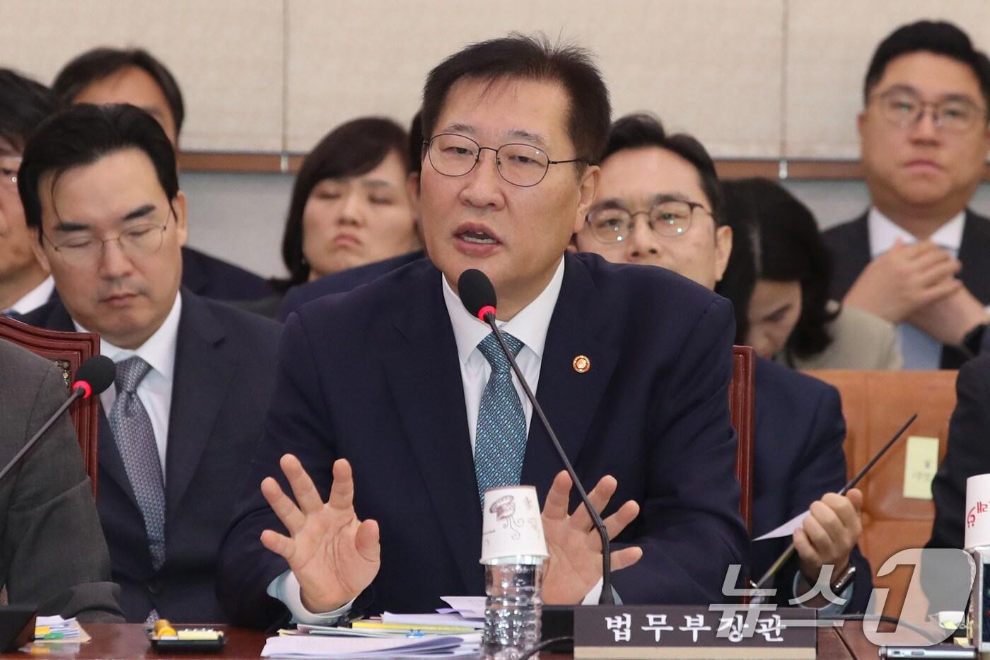 본문 이미지 - 박성재 법무부장관이 23일 오전 서울 여의도 국회에서 열린 법제사법위원회 전체회의에서 의원 질의에 답하고 있다. 2024.9.23/뉴스1 ⓒ News1 이광호 기자