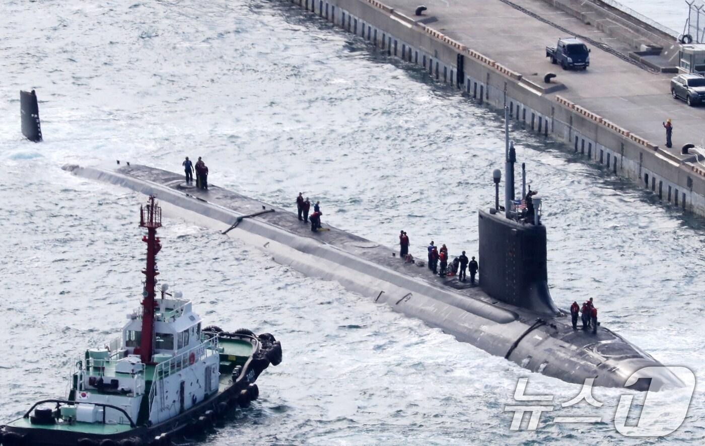 본문 이미지 - 미국 해군 버지니아급 핵잠수함 '버몬트함'(SSN-792·7800톤)이 23일 오전 부산 남구 해군작전사령부 부산작전기지에 입항하고 있다. 길이 115m, 폭 10m의 미국 최신예 원자력 핵 추진함인 버몬트함은 역내 작전 임무를 수행하던 중 군수 적재와 승조원 휴식을 위해 이날 부산에 입항했다. 버몬트함이 한국을 방문한 것은 이번이 처음이다. 2024.9.23/뉴스1 ⓒ News1 윤일지 기자