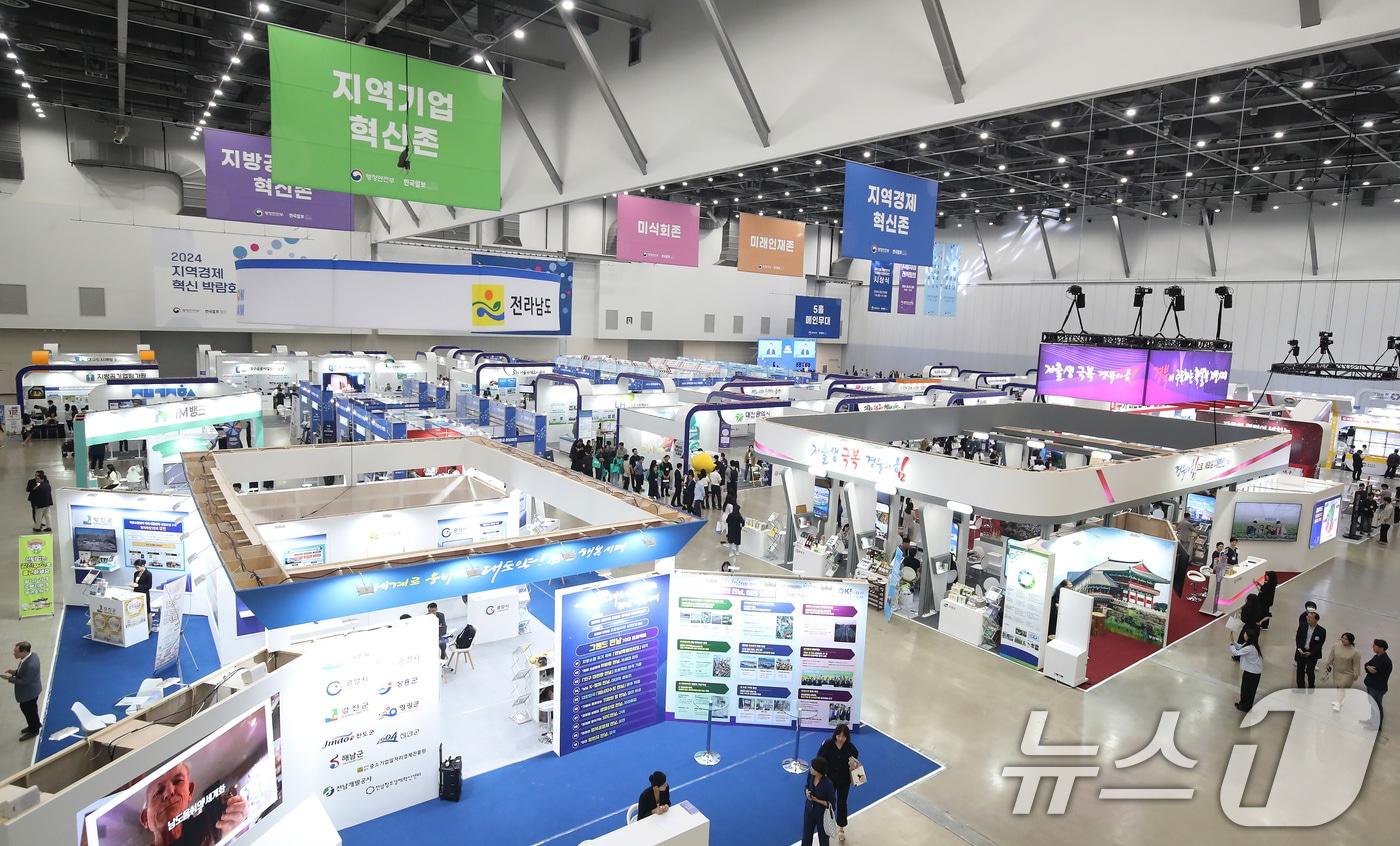 지난해 9월 23일 오전 대구 북구 엑스코에서 개막한 &#39;2024 지역경제 혁신 박람회&#39;를 찾은 관람객들이 참여 기관 부스를 살펴보고 있다. 2024.9.23/뉴스1 ⓒ News1 공정식 기자