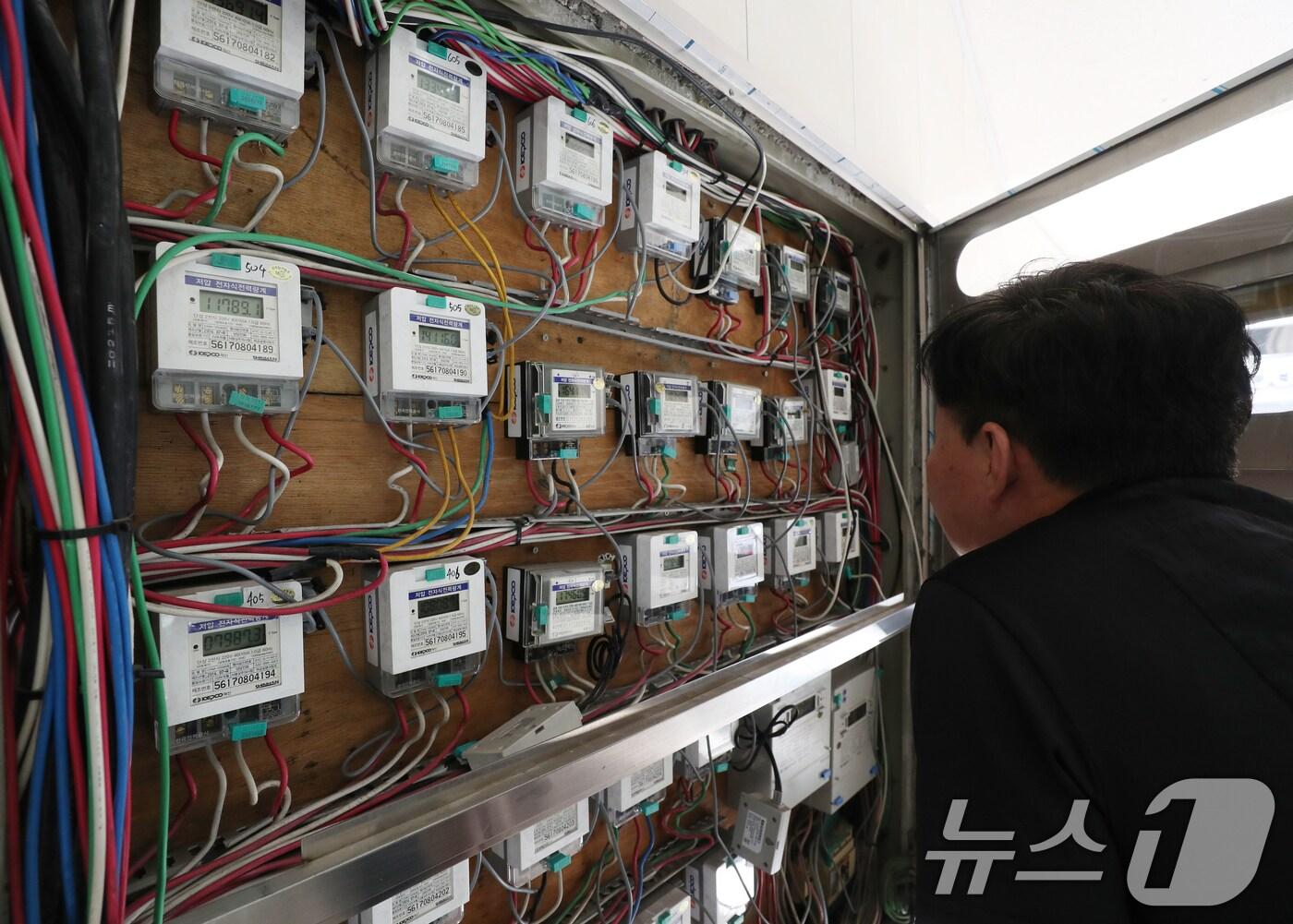 본문 이미지 - 경기 수원시의 다세대주택에서 한 시민이 전기 계량기를 살펴보고 있다.ⓒ News1 김영운 기자