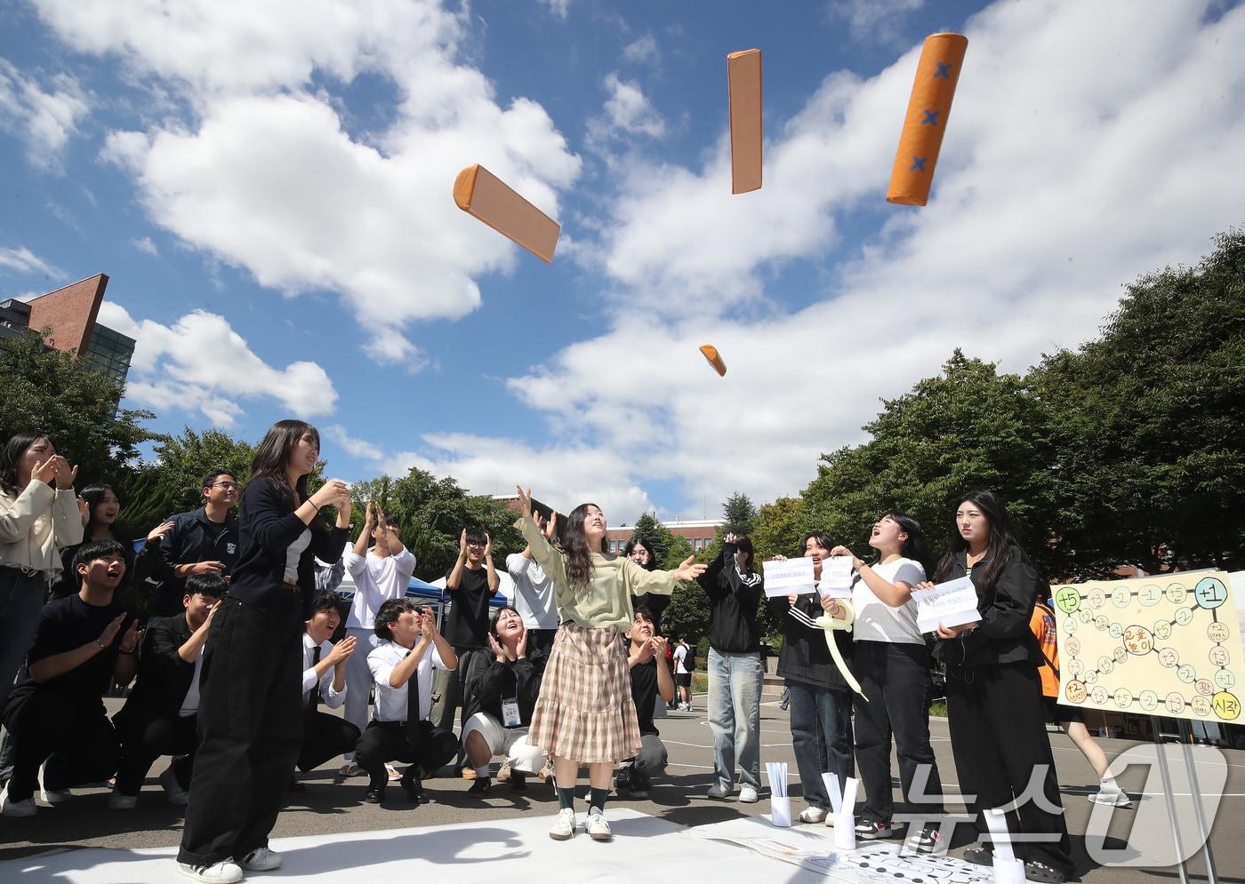 본문 이미지 - 폭염이 누그러들고 선선한 가을 날씨가 찾아온 23일 오후 대구 달서구 계명대학교 성서캠퍼스에서 열린 창립 125주년 기념 학생문화주간 행사에 참여한 교육학과 학생들이 파란 가을하늘 아래서 윷놀이를 하고 있다. 2024.9.23/뉴스1 ⓒ News1 공정식 기자