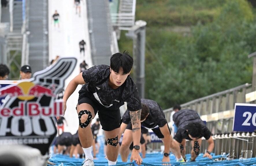 본문 이미지 - 스키점프대를 역주행하는 극한 레이스 '레드불 400 평창’ 대회가 지난 22일 강원 평창스키점프센터에서 열렸다. (평창군 제공) 2024.9.23/뉴스1