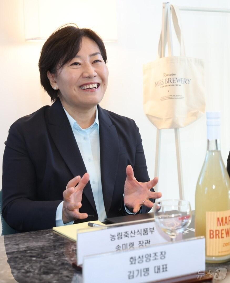 본문 이미지 - 송미령 농림축산식품부 장관이 지난해 경기 화성시 화성양조장에서 산·학 관계자 및 지자체와 전통주 산업진흥 방안에 대해 논의하고 있다. (농림축산식품부 제공)/뉴스1