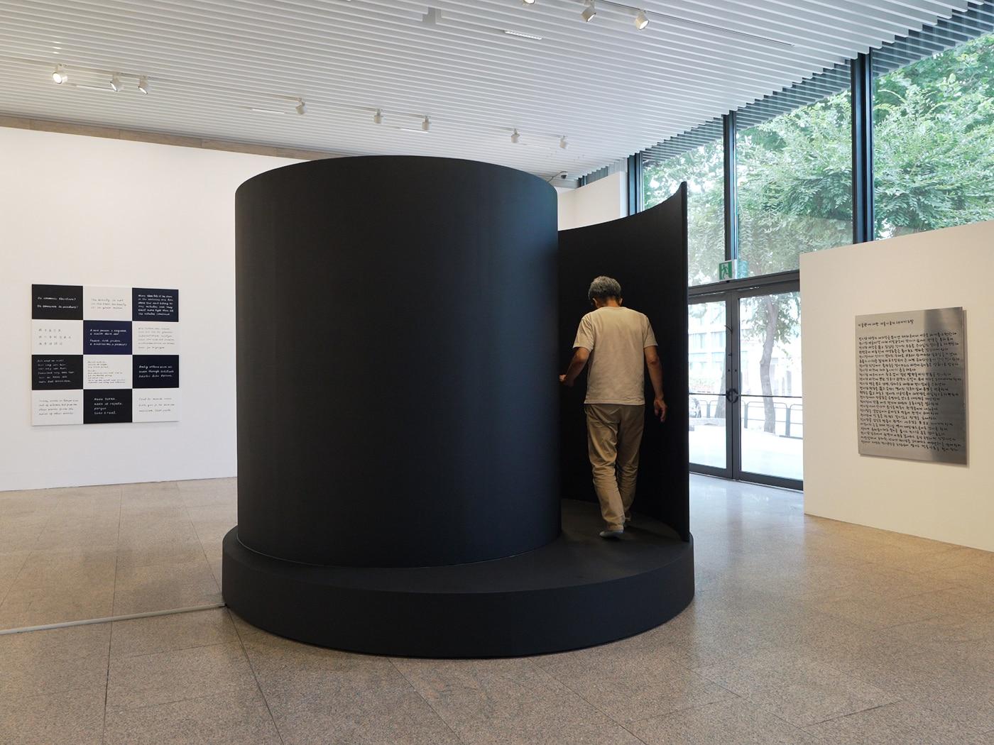 본문 이미지 - &#39;안규철의 질문들&#39; 전시 중 &#39;나선형의 벽&#39; 작품. 스페이스 이수 제공.