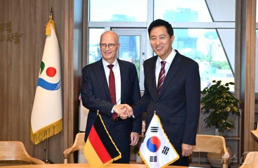 본문 이미지 -  오세훈 서울시장과 피터 첸처 독일 함부르크 시장&#40;서울시 제공&#41;