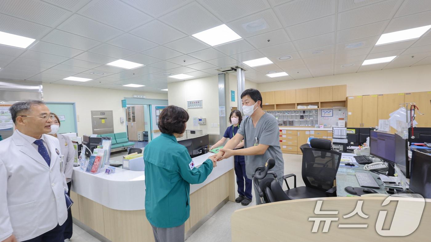 강정애 국가보훈부 장관이 23일 오후 보훈병원 비상진료체계 현장점검을 위해 광주시 광주보훈병원을 방문, 응급실을 둘러보며 직원들을 격려하고 있다. (국가보훈부 제공) 2024.9.23/뉴스1