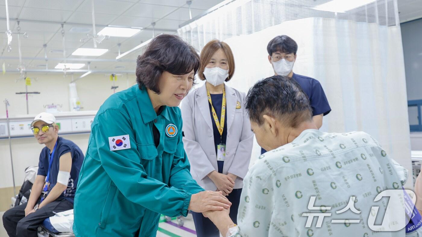 강정애 국가보훈부 장관이 23일 오후 보훈병원 비상진료체계 현장점검을 위해 광주시 광주보훈병원을 방문, 입원 중인 환자들을 격려하고 있다. &#40;국가보훈부 제공&#41; 2024.9.23/뉴스1