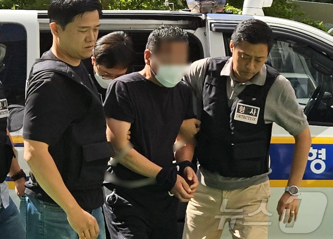 본문 이미지 - 지난해  충북 청주시 남주동의 한 여관에 불을 질러 투숙객 3명을 숨지게한 혐의를 받는 김모씨&#40;48&#41;가 23일 오후 청주지방법원에서 열린 구속 전 피의자 심문&#40;영장실질심사&#41;에 출석하고 있다. 2024.9.23/뉴스1 ⓒ News1 이재규 기자