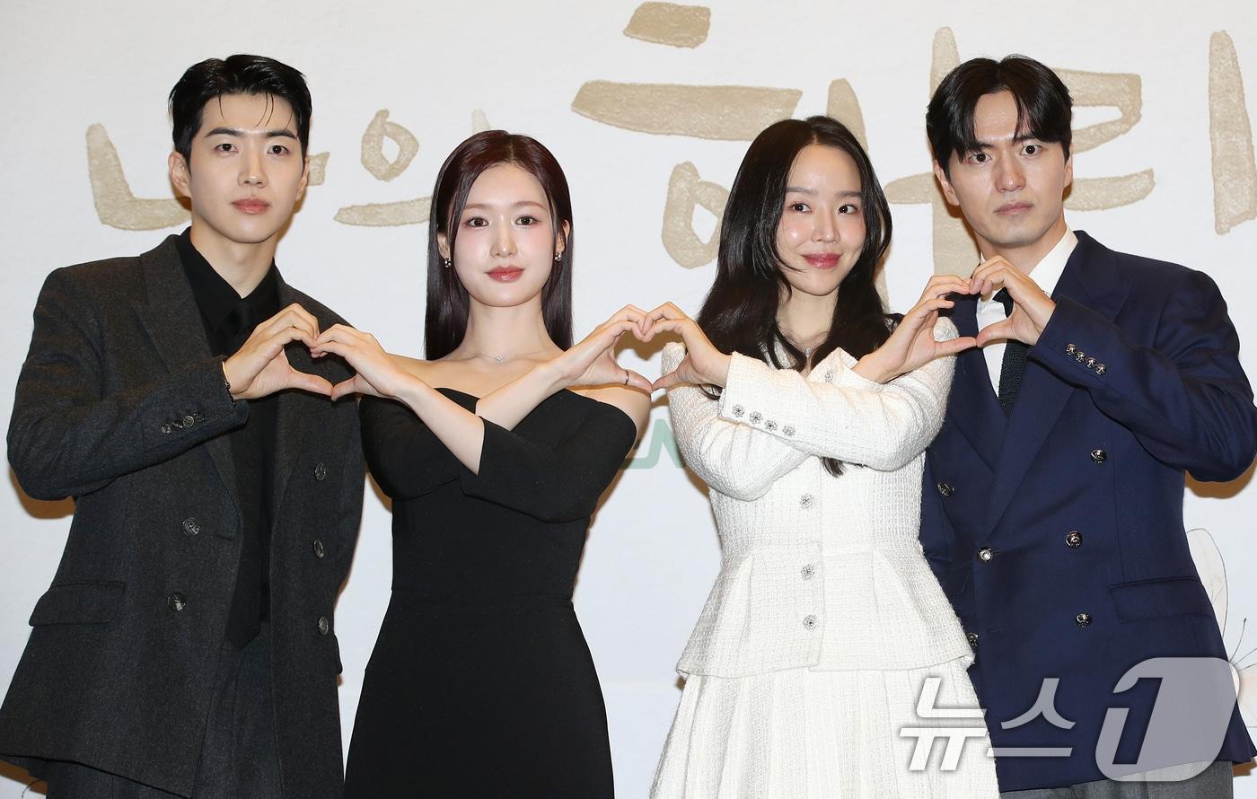 본문 이미지 - 배우 강훈(왼쪽부터)과 조혜주, 신혜선, 이진욱이 23일 오후 서울 마포구 상암동 스탠포드호텔에서 열린 지니TV 오리지널 '나의 해리에게' 제작발표회에 참석해 포즈를 취하고 있다. '나의 해리에게'는 새로운 인격이 발현된 아나운서 은호(신혜선 분)와 구 남자친구 현오(이진욱 분)의 마음 속 감춰뒀던 상처를 치유하는 행복 재생 로맨스다. 2024.9.23/뉴스1 ⓒ News1 권현진 기자