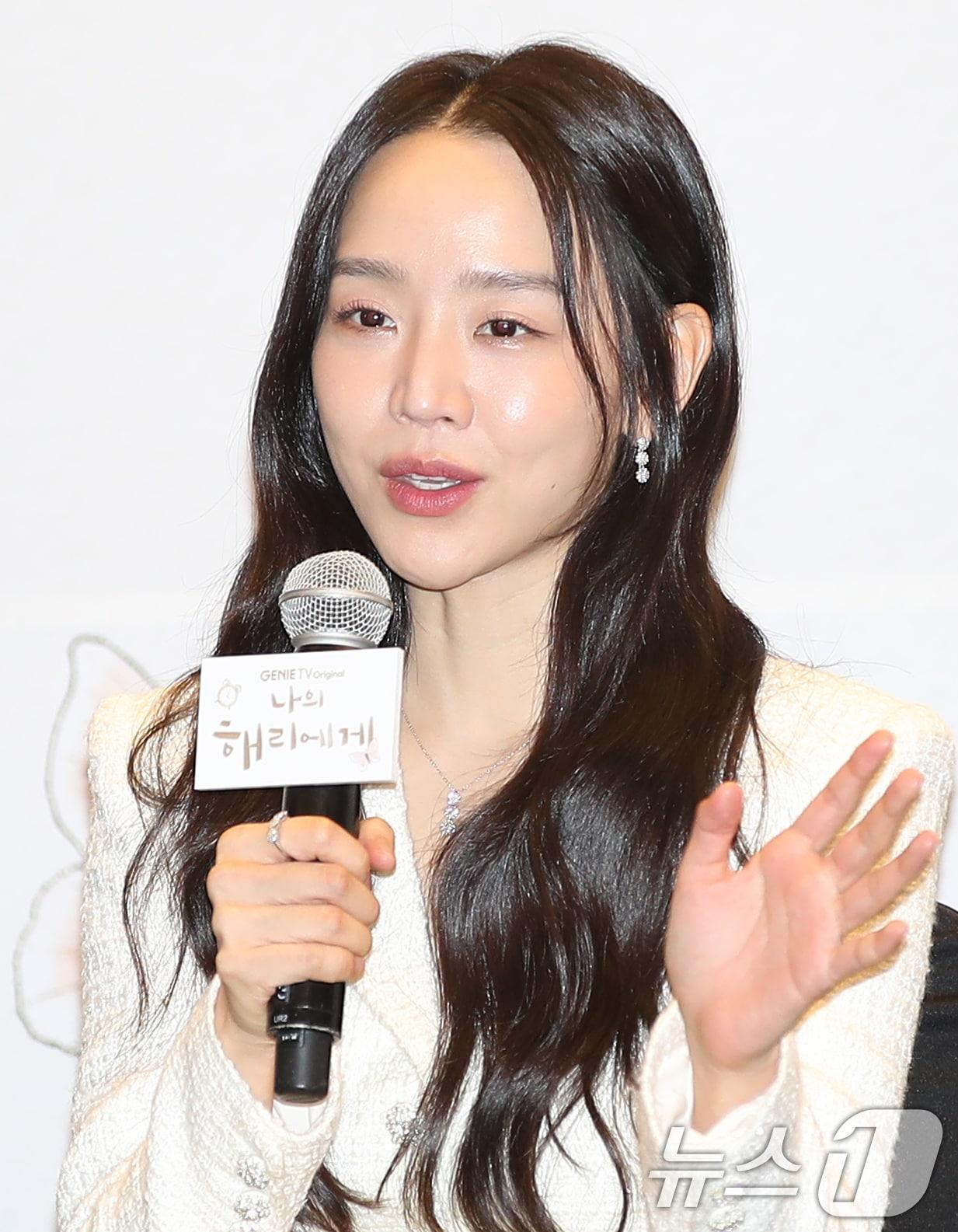 본문 이미지 - 배우 신혜선이 23일 오후 서울 마포구 상암동 스탠포드호텔에서 열린 지니TV 오리지널 '나의 해리에게' 제작발표회에서 인사말을 하고 있다. '나의 해리에게'는 새로운 인격이 발현된 아나운서 은호(신혜선 분)와 구 남자친구 현오(이진욱 분)의 마음 속 감춰뒀던 상처를 치유하는 행복 재생 로맨스다. 2024.9.23/뉴스1 ⓒ News1 권현진 기자