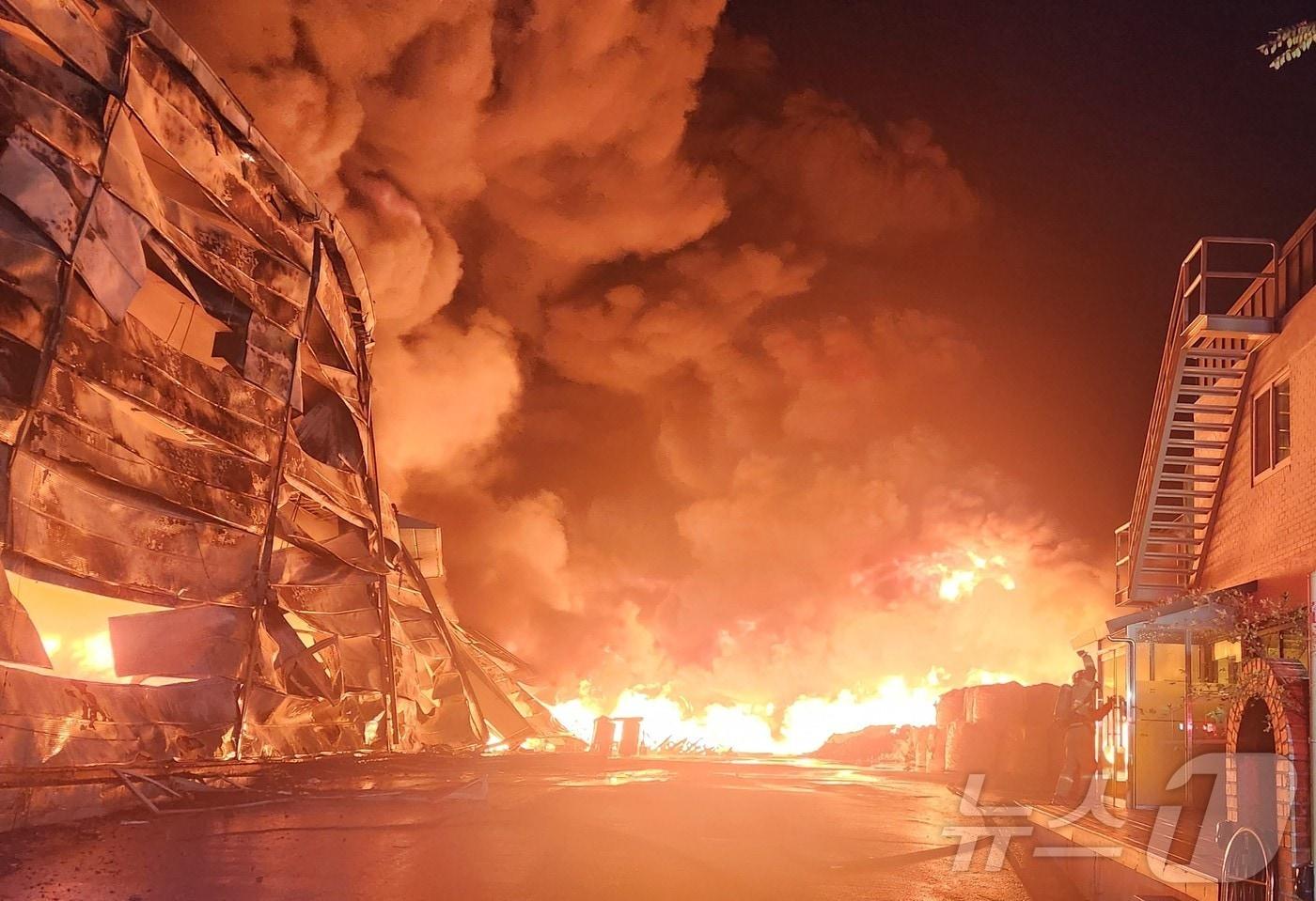 본문 이미지 - 23일 오전 1시 57께 전북 군산시 오식도동 한 플라스틱 제조 공장에서 발생한 화재 현장(전북 소방 제공)/뉴스1