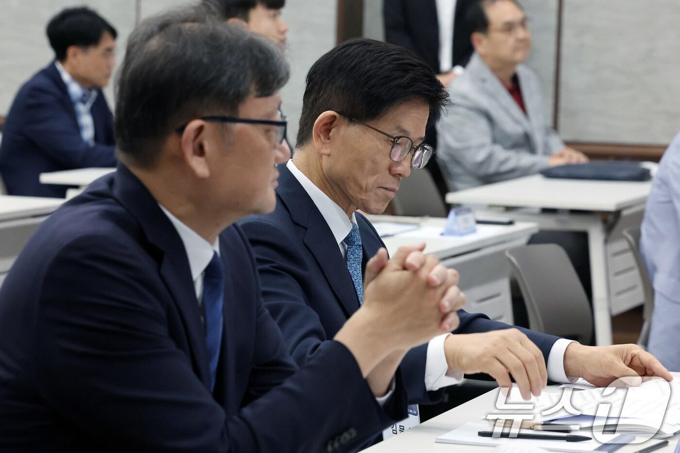본문 이미지 - 김문수 고용노동부 장관과 권기섭 경제사회노동위원회 위원장이 23일 서울 중구 은행회관에서 열린 '인구구조 대전환' 일하는 방식의 미래에 대응한 근로시간 제도 개선 토론회에 참석해 자료를 살펴보고 있다. 2024.9.23/뉴스1 ⓒ News1 이동해 기자