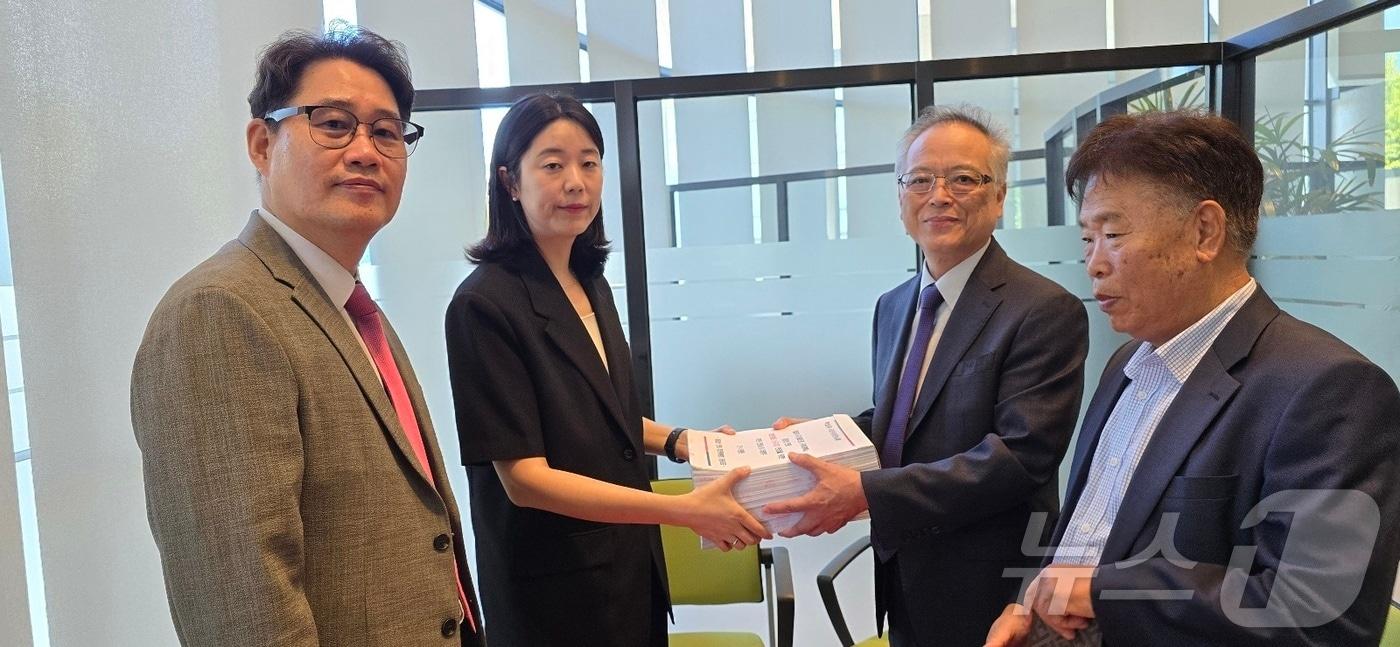 경강선연장추진위원회 이동호(오른쪽 뒤)·이건영(오른쪽 앞) 공동위원장과 빈영기 사무국장(왼쪽 앞)이 국토부 관계자에게 건의서와 서명부를 전달하고 있다.(추진위 제공)