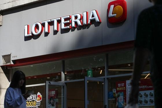 본문 이미지 - 23일 서울 시내의 한 롯데리아 매장. 2024.9.23 ⓒ 뉴스1 이승배 기자