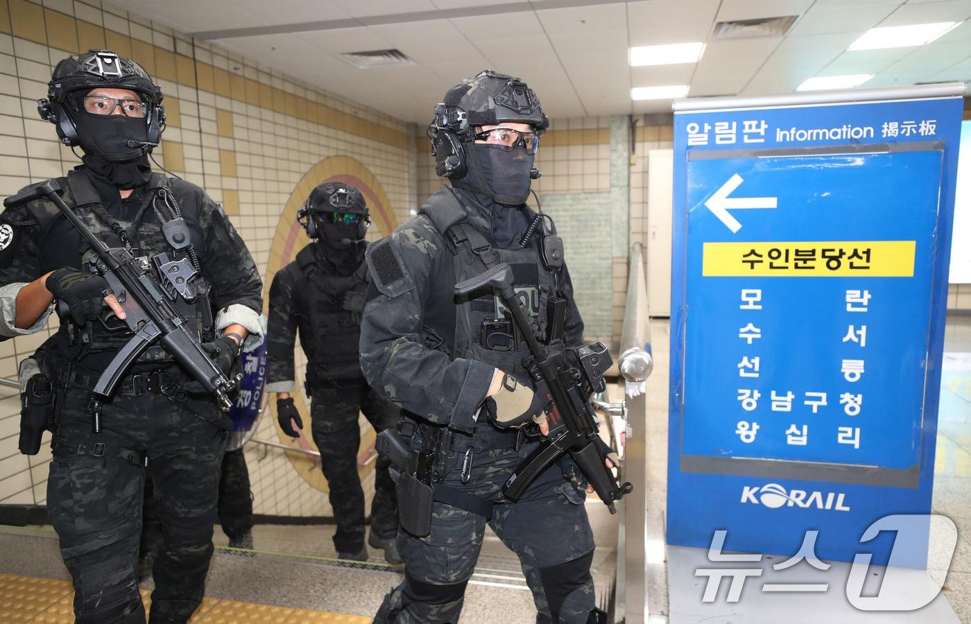 본문 이미지 - 23일 오후 경기 성남시 분당구 야탑역 인근에서 경찰특공대가 순찰하고 있다. 2024.9.23/뉴스1 ⓒ News1 김영운 기자