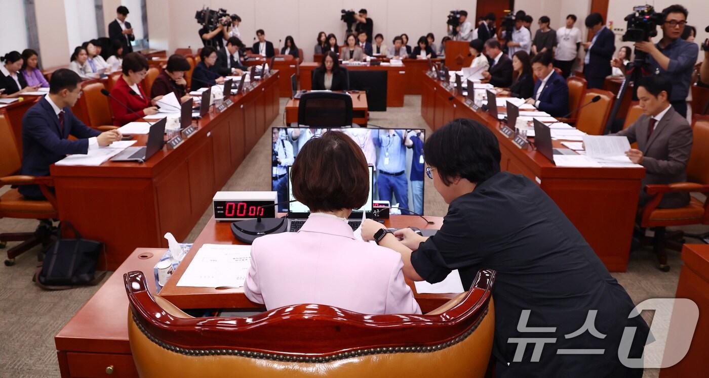 이인선 국회 여성가족위원장이 23일 오후 서울 여의도 국회에서 열린 여성가족위원회 전체회의에서 의사봉을 두드리고 있다. 이날 회의에서는 딥페이크 이용 디지털 성범죄에 대한 처벌을 강화하는 내용을 골자로 하는 '딥페이크 성범죄 방지법(성폭력방지법 및 청소년성보호법 개정안)' 등이 통과됐다. 2024.9.23/뉴스1 ⓒ News1 김민지 기자