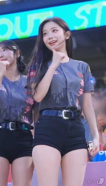 본문 이미지 - 삐끼삐끼 춤추는 기아 타이거즈 치어리더들 - X 갈무리