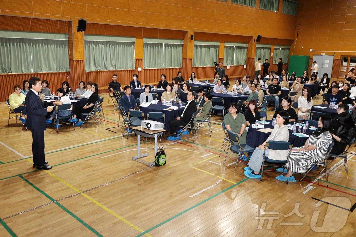 본문 이미지 - 윤건영 충북교육감은 23일 동주초등학교 동주관에서 학부모 150여 명이 참석한 가운데 '2024 교육감과의 대화'를 했다.(충북교육청 제공)/뉴스1