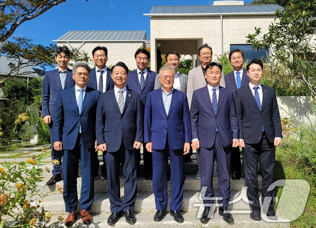 본문 이미지 - 김영진 더불어민주당 전정권정치탄압대책위원장과 위원들이 23일 경남 양산시 하북면 평산마을을 찾아 문재인 전 대통령과 기념촬영을 하고 있다.(더불어민주당 제공) 2024.9.23/뉴스1