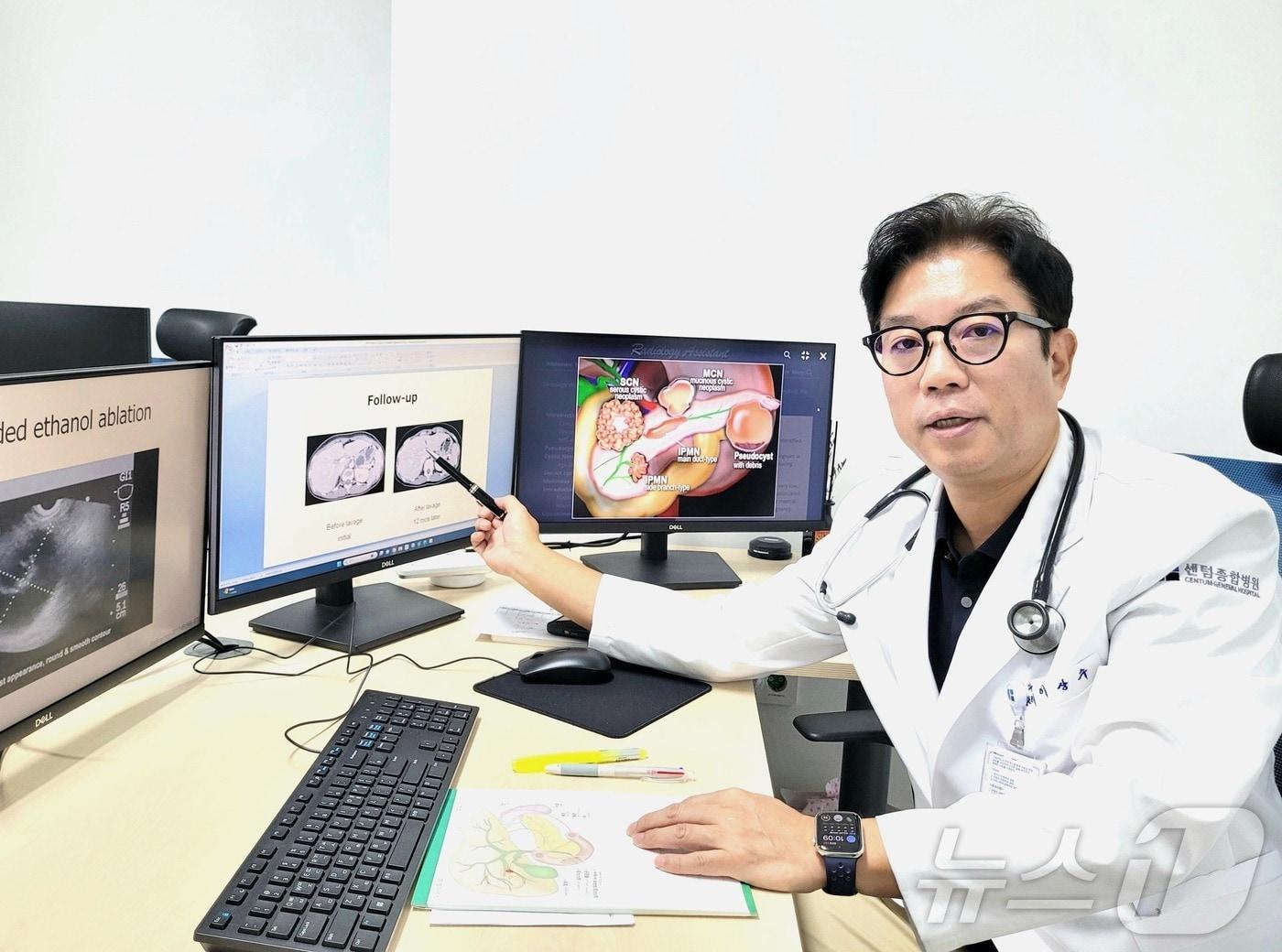 본문 이미지 - 이상수 센텀종합병원 소화기내과 교수가 췌장낭종에 대해 설명하고 있다.(센텀종합병원 제공)