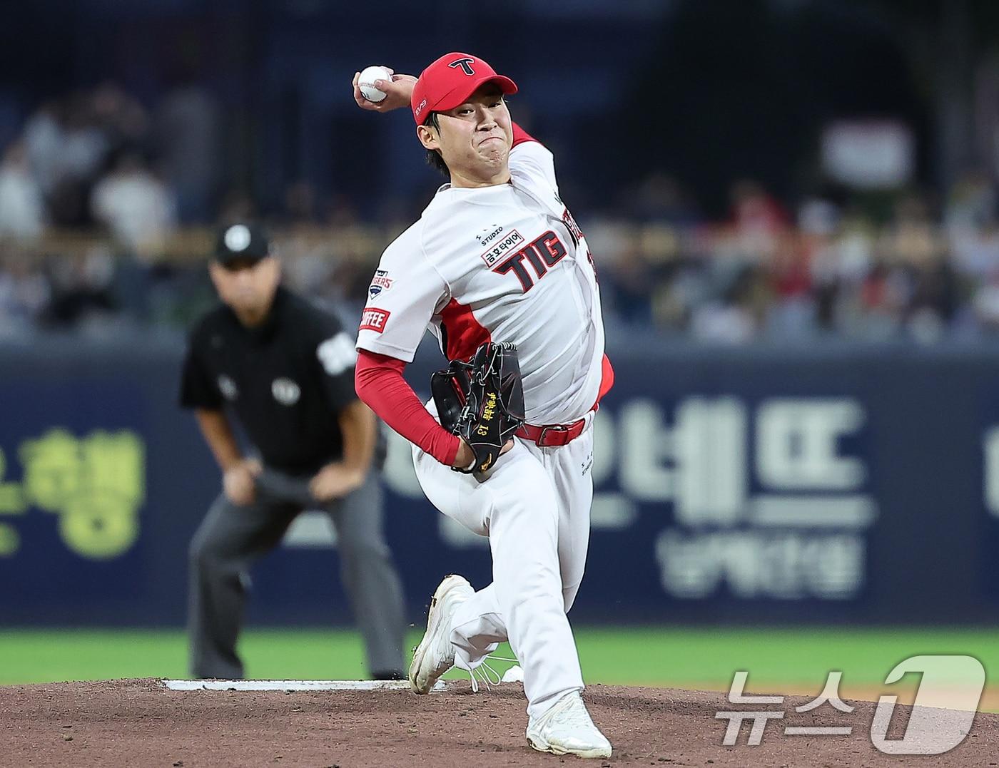 본문 이미지 - 23일 오후 광주 기아챔피언스필드에서 열린 '2024 신한 SOL 뱅크 KBO리그' 삼성 라이온즈와 KIA 타이거즈의 경기, KIA 선발 윤영철이 1회초 등판해 힘차게 공을 던지고 있다. 2024.9.23/뉴스1 ⓒ News1 김진환 기자